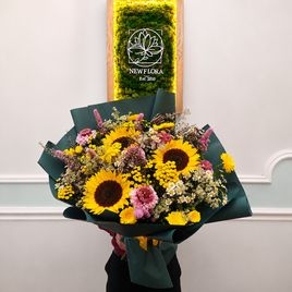 Букет подсолнухов с пижмой и травами