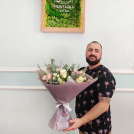 Букет роз со стахисом, тласпи и эвкалиптом