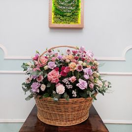 Корзина 35 роз со скабиозой, лизиантусом, лавровишней, тласпи, эвкалиптом, гвоздикой и статицей
