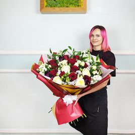 Букет 25 роз микс с маттиолой, скабиозой, статицей и рускусом
