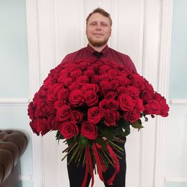 Букет 101 красная роза с атласной лентой