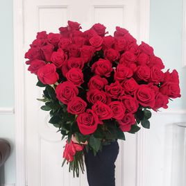 Букет 51 красная роза высотой 130см