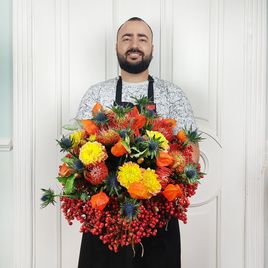 Экзотический букет с нутаном, эрингиумом, георгинами и ягодами калины