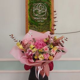 Букет роз с лизиантусом и гортензией