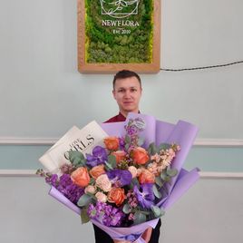 Букет орхидеи ванды с розами и маттиолой