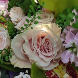 Букет роз с пионами, маттиолой и лизиантусом