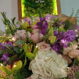 Букет роз с пионами, маттиолой и лизиантусом