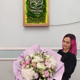 Букет роз с пионами, гортензией и хризантемой
