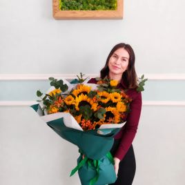 Букет 13 подсолнухов с леонотисом