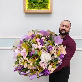 Новогодний букет с пионами, орхидеями и гирляндой