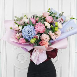 Букет пионов с гортензией, лизиантусом и гвоздикой