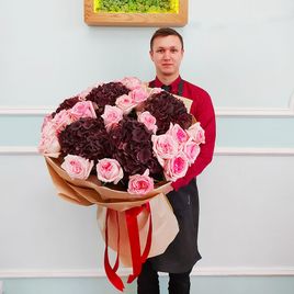 Букет 25 пионовидных роз с гортензией