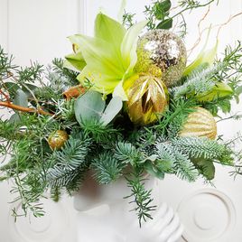 Новогодняя композиция в вазе из калл, аспарагуса, шишек, эвкалипта с корицей