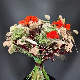 Букет из маков с амми, лизиантусом, статицей и сухоцветами