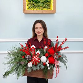 Корзина с лапником нобилиса, сосной, шишками, шарами и корицей
