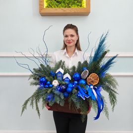 Ящик с лапником нобилиса, домиками, шишками, корицей и апельсинами