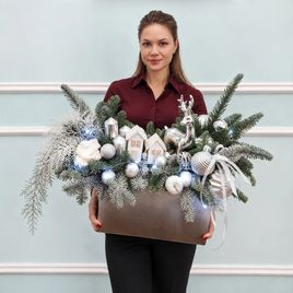 Новогодняя композиция с лапником нобилиса, декором и гирляндой