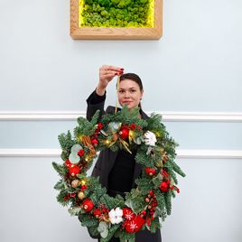 Новогодний венок из живого нобилиса с гирляндой и вязаными варежками (35×35 см)
