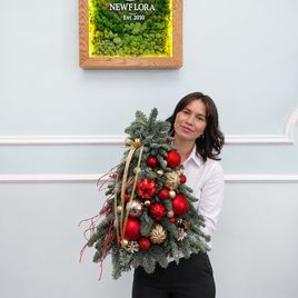 Настольная ёлочка из лапника пихты с красно-золотыми украшениями (50-60 см)