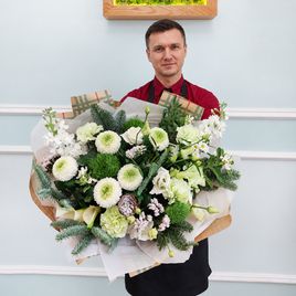 Зимний букет хризантем с маттиолами, гвоздиками и лапником пихты нобилис