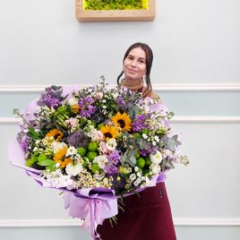 Букет из хризантем с подсолнухами и маттиолой