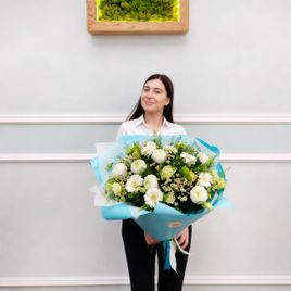 Букет кустовых ромашек с лизиантусом, герберами, хризантемами и тласпи