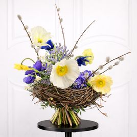 Букет с маками, белоцветником, вербой и перьями