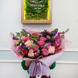 Букет из 7 пионовидных роз с маттиолой, кампанулой, пионами и хризантемами