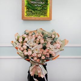 Букет кустовых пионовидных роз с орхидей цимбидиум