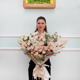 Букет кустовых пионовидных роз с орхидей цимбидиум и эвкалиптом