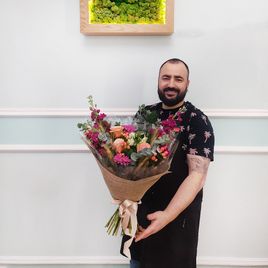 Букет из роз, гиперикума, гребер, маттиолы и сухоцветов