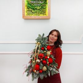 Настольная ёлочка из лапника пихты (50-60см) с красно-золотыми украшениями
