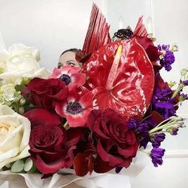 Шляпная коробка с розами, скабиозой, маттиолой и пальмой «Вашингтония»