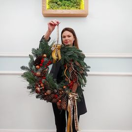 Новогодний венок с шарами, шишками и орехами