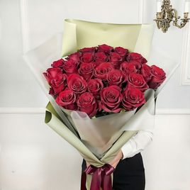 Букет 25 красных роз высотой 100см в упаковке