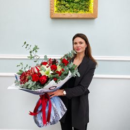 Новогодний букет с красной гортензией, лапником пихты и ёлочными игрушками