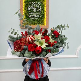 Новогодний букет с красной гортензией, лапником пихты и ёлочными игрушками