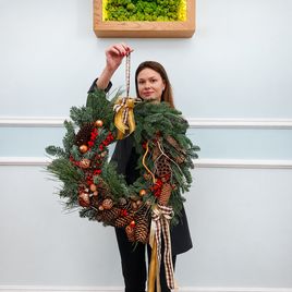 Новогодний венок из живого нобилиса с шарами, шишками и орехами