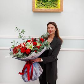 Новогодний букет с нобилисом, илексом, эвкалиптом и кустовыми пионовидными розами