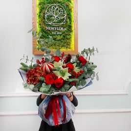 Новогодний букет с нобилисом, илексом, эвкалиптом и кустовыми пионовидными розами