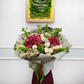 Букет из 25 классических роз с моллюцелой, илексом, трахелиумом и хризантемой