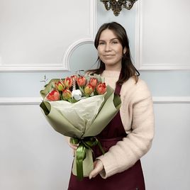 Букет из 15 красный тюльпанов с хлопком, рожью и эвкалиптом