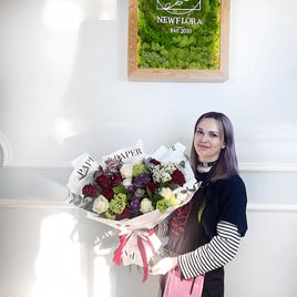 Букет из классических роз с брассикой, сиренью, вибурнум, эвкалиптом и рускусом