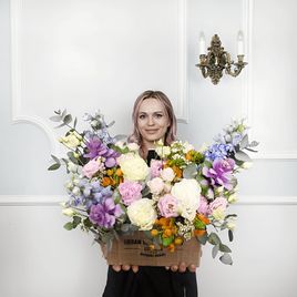 Шляпная коробка с розами, дельфиниумом, орнитогалумом, гвоздикой и брассикой
