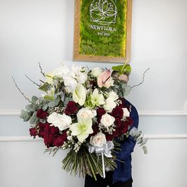 Букет из роз с орхидеями цимбидиум, ваксфлауэр, эвкалиптом и амариллисом