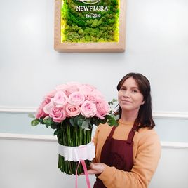 Букет из 41 розовой розы с эвкалиптом