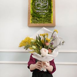 Букет с тюльпанами, мимозой, нарциссами, ранункулюсами и сиренью