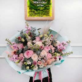 Букет из пионовидных и кустовых роз с лизиантусом, маттиолой и скабиозой