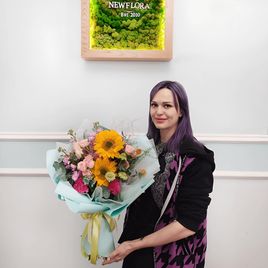 Букет из маттиолы, кустовых роз, гвоздик, подсолнухов и скабиозы