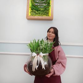 Композиция 101 ландыш с корневой системой в вазе шар